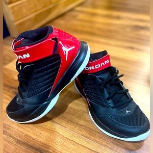 🔥Like New🔥Nike Air Jordan-  BCT MID 3 - Size 8 - 684829-001